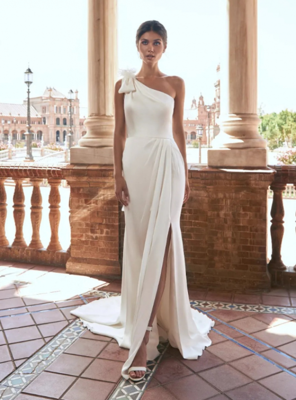 Gaun dengan potongan asimetris yang mencolok